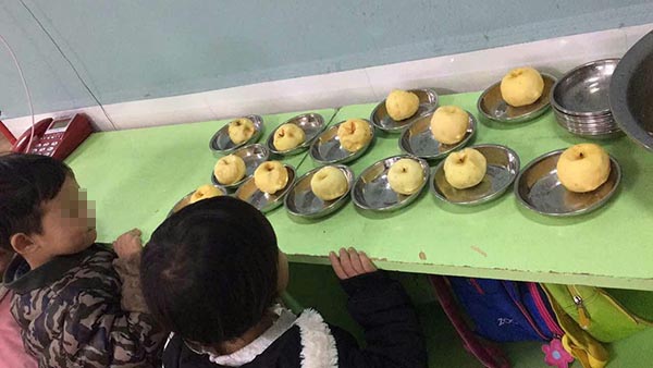 四川宜宾一幼儿园被指拿发霉苹果当孩子点心，教育局正调查